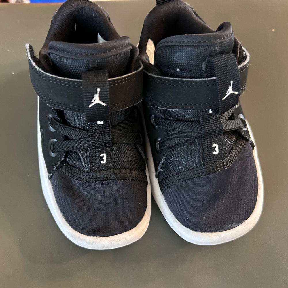Black Nike shoes size 6 c